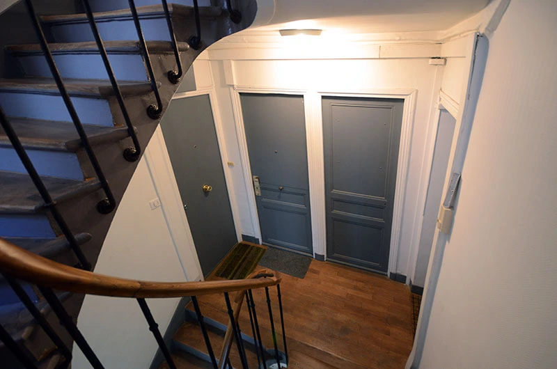 Rénovation d'une cage d'escalier suite à une fuite d'eau, Paris