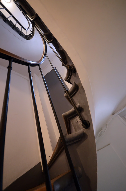 Rénovation d'une cage d'escalier suite à une fuite d'eau, Paris