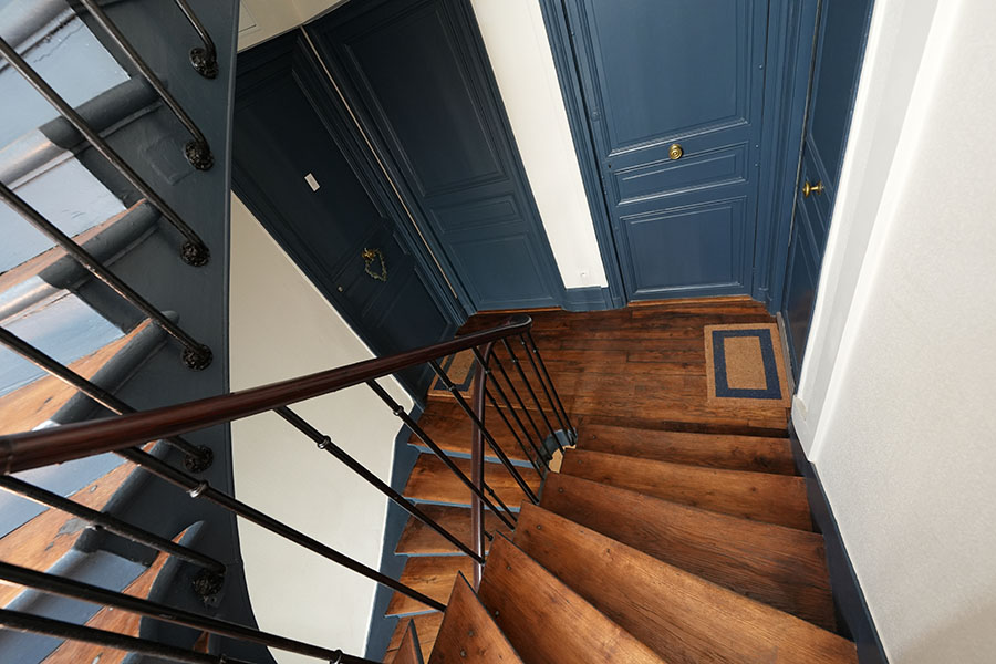 Rénovation complète de cette cage d'escalier Rénovation d'une cage d'escalier à Paris