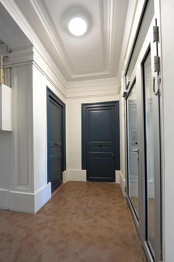 Changement de l'éclairage, par plafonier à leds et détecteur de présence pour des économie d'énergie et plus de confort Rénovation d'une cage d'escalier à Paris