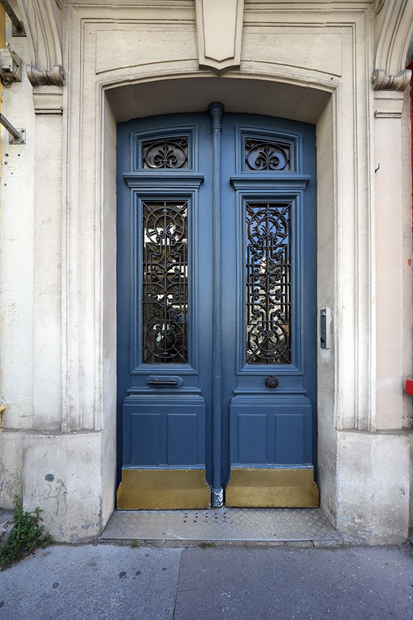 Rénovation de la porte d'entrée, enduit gras, ponçage et peinture glycérophtalique Rénovation d'une cage d'escalier à Paris