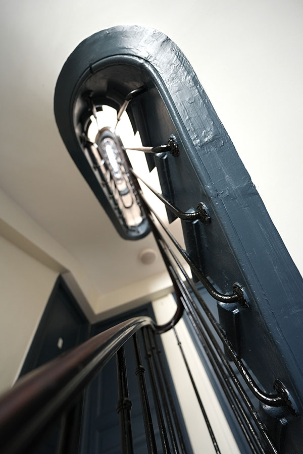 Détail du plafond de la volée Rénovation d'une cage d'escalier à Paris