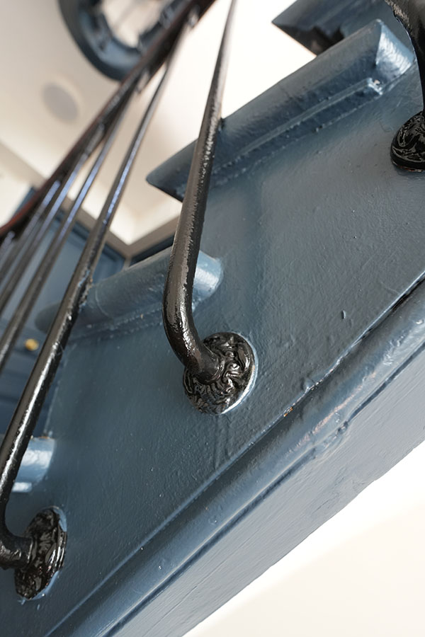 Peinture spéciale métal noire pour les barreaux Rénovation d'une cage d'escalier à Paris, rembarde en acier