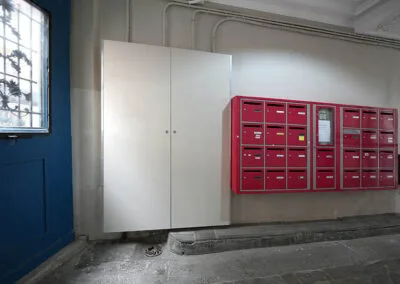 Coffrage de compteurs électriques dans l'entrée d'immeuble