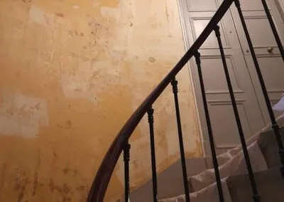 Travaux d'enduit dans un escalier de copropriété