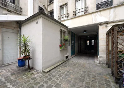 Travaux de peinture dans le porche d'immeuble