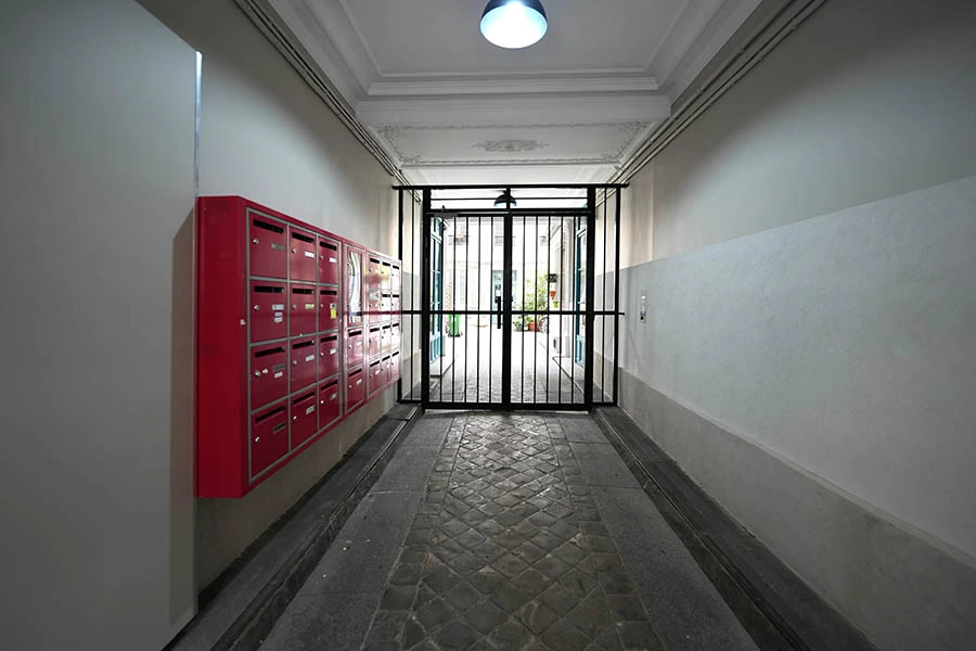 Rénovation de l'entrée d'mmeuble, coffrage des compteurs, éclairage plafonnier, grille de sas… Rénovation des peinture de l'entrée des immeuble à paris