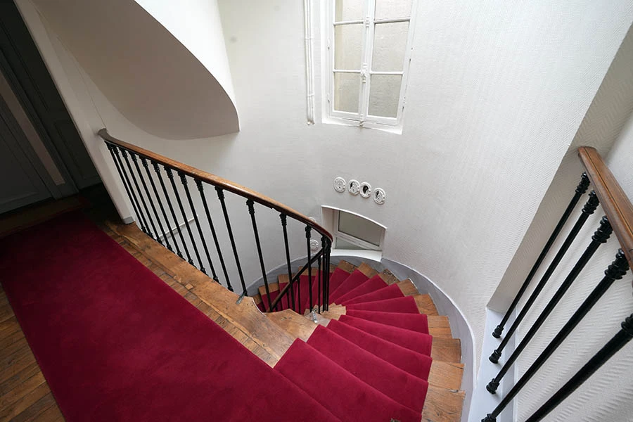 Rénovation complète de cette cage d'escalier suite à un dégât des eaux Rénovation d'un escalier de copropriété et de l'entrée d' immeuble à Paris