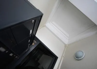 Travaux de peinture dans l'entrée d'immeuble à Paris