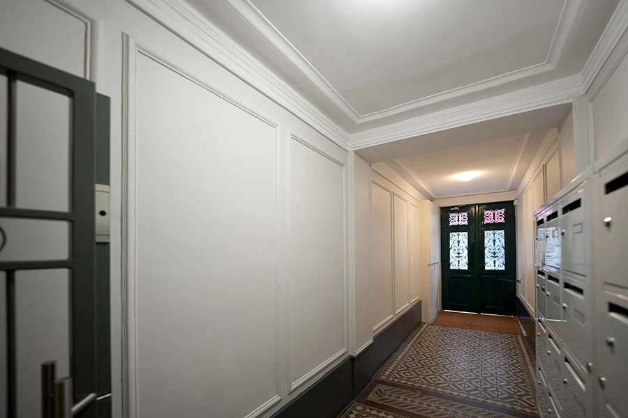 L'entrée rénovée de cet immeuble est maintenant plus saine et plus accueillante. Rénovation d'un escalier de copropriété et de l'entrée d' immeuble à Paris