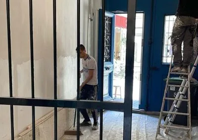 Préparation des murs par grattage des ârties écaillées