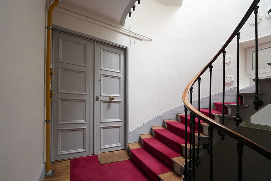 Travaux de rénovation de peinture, enduit, entoilage, ponçage de marches, shampouinage des tapis… Rénovation d'un escalier dans une copropriété suite à un dégat des eaux