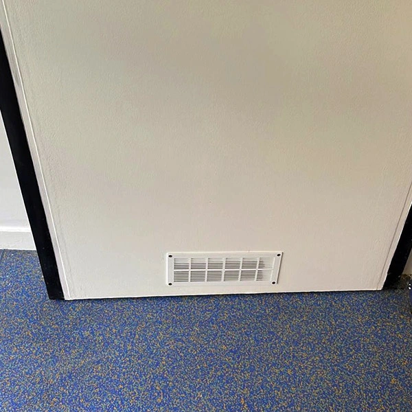 Grille d'aération en bas de la porte coupe feu Circulation d'air entre les pièces pour une bonne ventilation