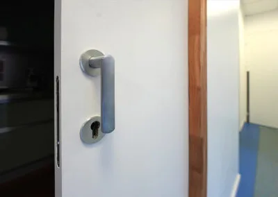 Création d'une porte coupe feu dans une cuisine de halte garderie