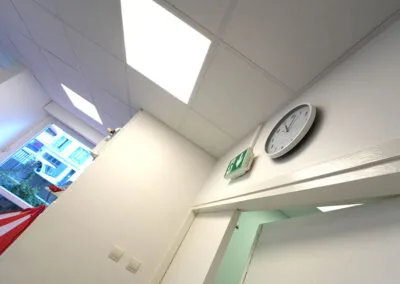 Eclairage led dans un plafond modulaire de crèche