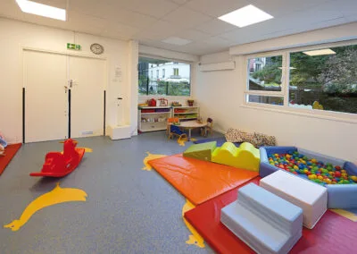 Salle de jeux et dortoir de la crèche