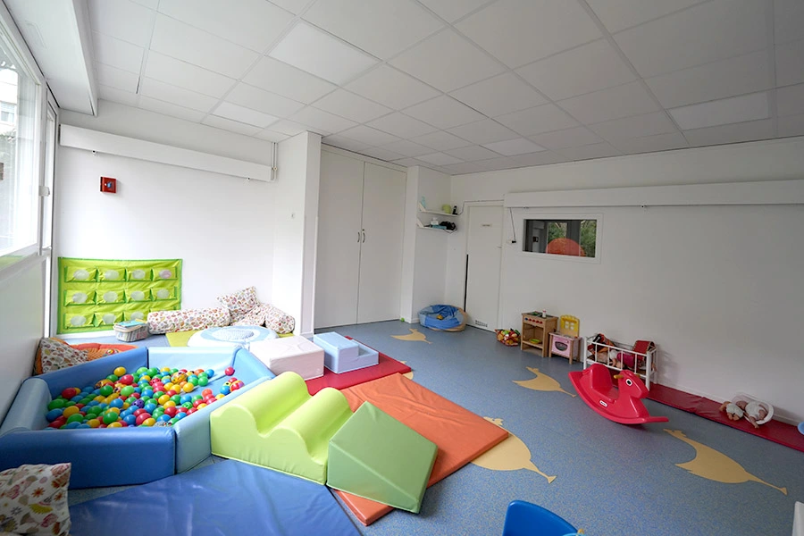 Espace de jeu et dortoir pour les petits, isolé et assaini par la nouvelle VMC Pose d'une nouvelle vmc dans la halte garderie