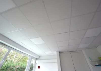 Plafond modulaire avec éclairage intégré