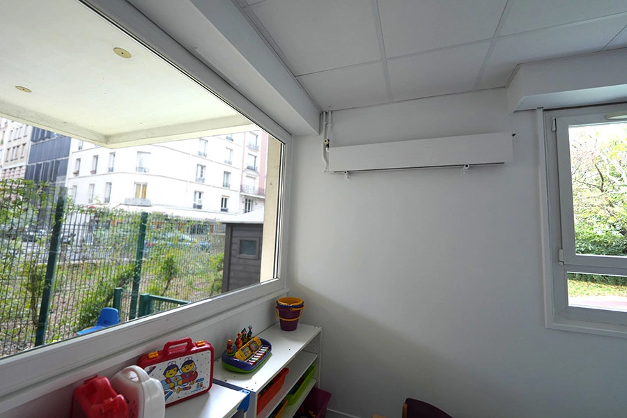 Rénovation de la VMC maintenant indépendante de l'immeuble, nouveau plafond isolé et peinture des murs Système de ventilation vmc d'une halte-garderie