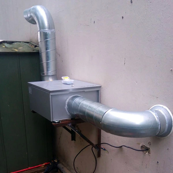 Caisson de VMC indépendante de l'immeuble posé en extérieur, raccordement en cours (Photo des travaux) Caisson de VMC indépendante de l'immeuble posé en extérieur