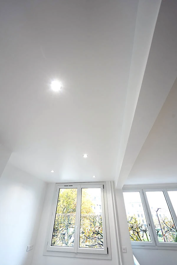 Travaux d'électicité, pose de spots orientables dans le faux plafond de cette cuisine Travaux d'électricité d'un appartemnt à Charenton-le-Pont