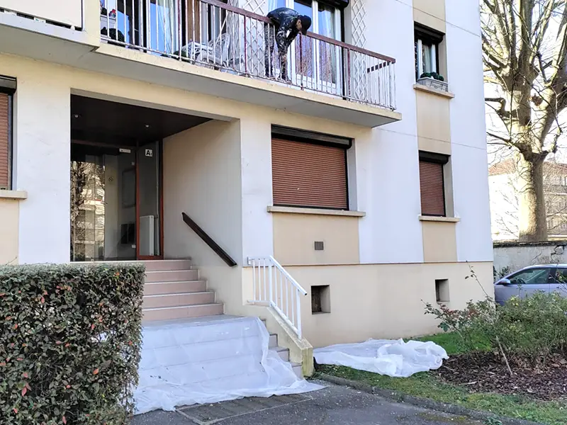 Rénovation de garde-corps rouillé sur le balcon d’un appartement à Romainville