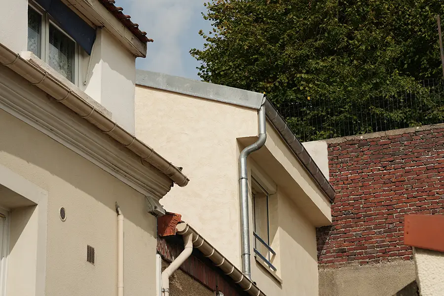 ITE-facade-rue-enduit-gratte-ton-pierre Rénovation de toiture avec isolation et ITE