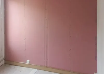 Isolation thermique et acoustique d'un mur d'appartement à Paris