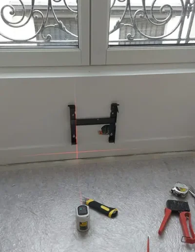 Pose de convecteur à inertie douce et corps en fonte connecté