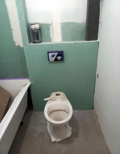 Travaux de rénovation d'un appartement : création d'un coffrage pour bâti de cuvette suspendue