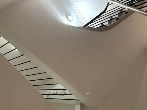 Rénovation d’une cage d’escalier, paliers en tomettes à Paris
