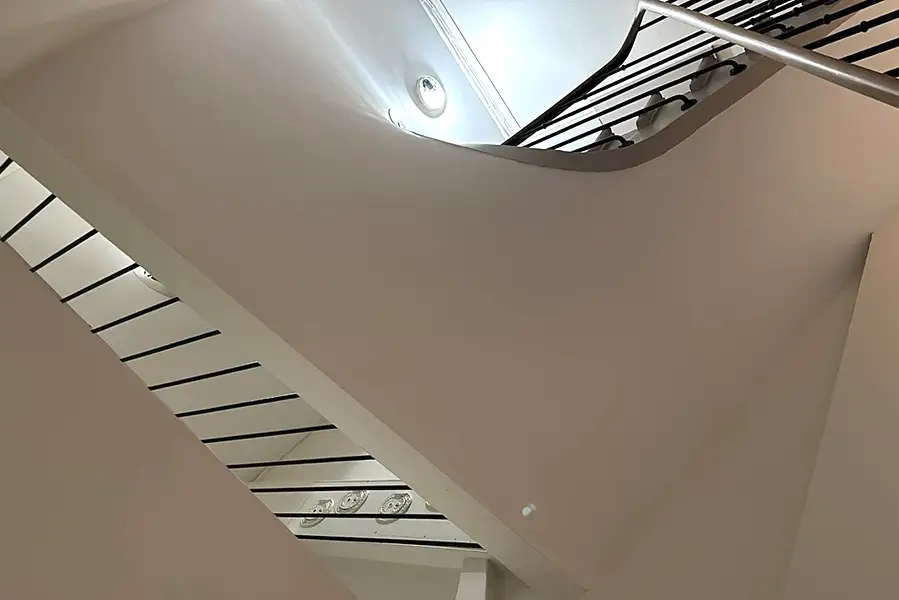 Rénovation d’une cage d’escalier, paliers en tomettes à Paris
