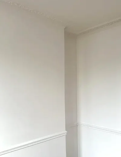 Travaux de rénovation d'un appartement avec peinture, corniches et moulures neuves à Vincennes