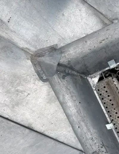 Noue versant dans la gouttière en zinc