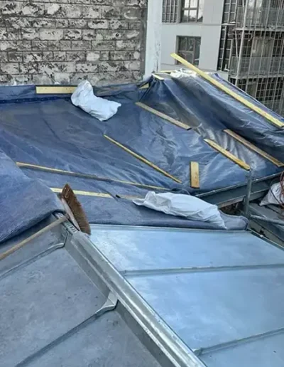 Faitage d'un toit en zinc à Paris