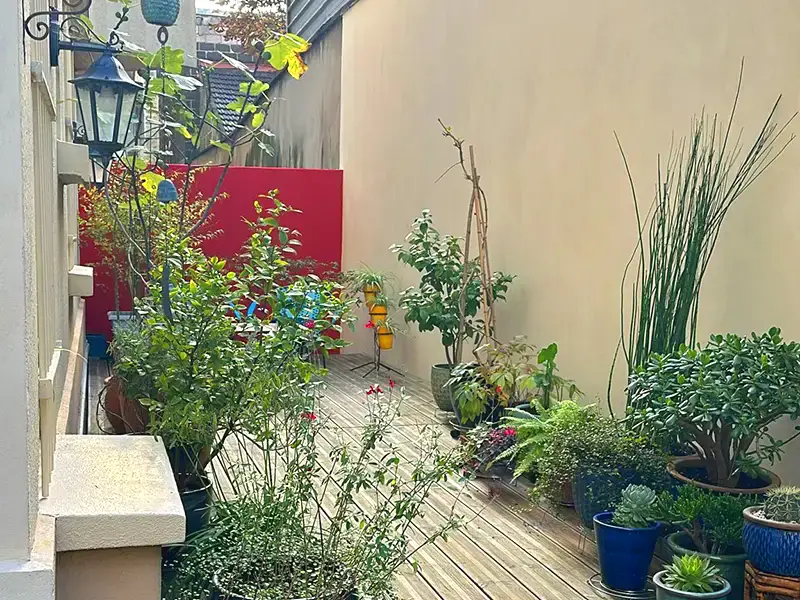 Rénovation d’un mur d’enceinte dans une cour d’immeuble