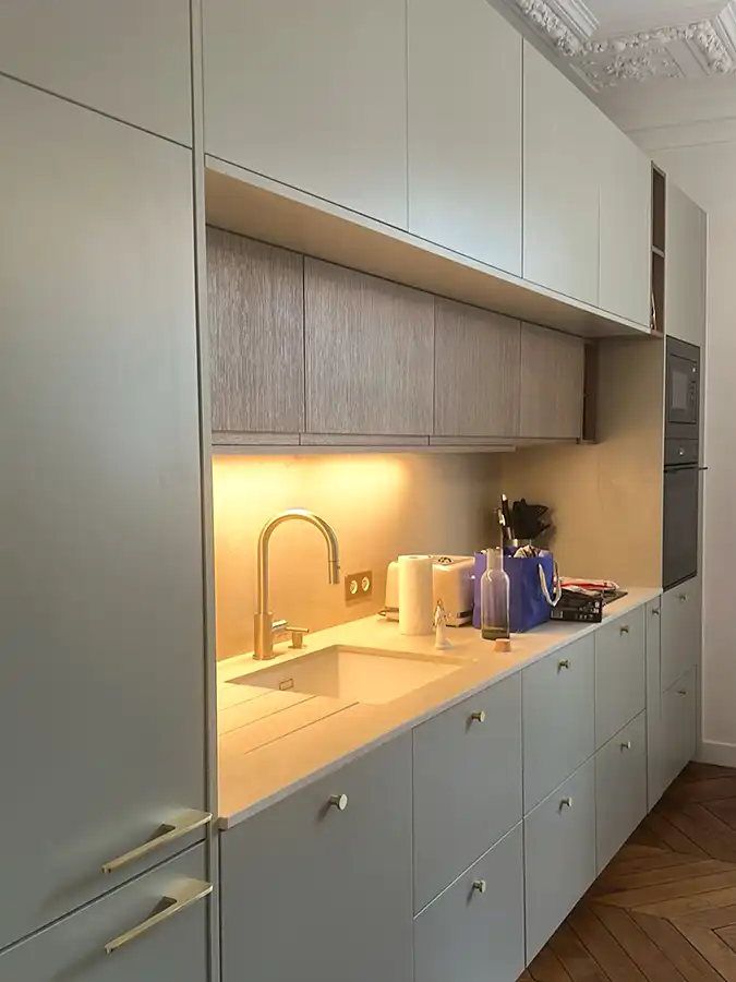 Pose d'une cuisine sur mesure dans un appartement parisien
