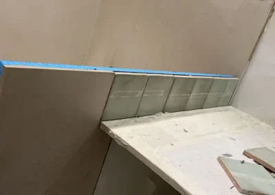 Pose de Carrelage type zellige dans la salle d'eau