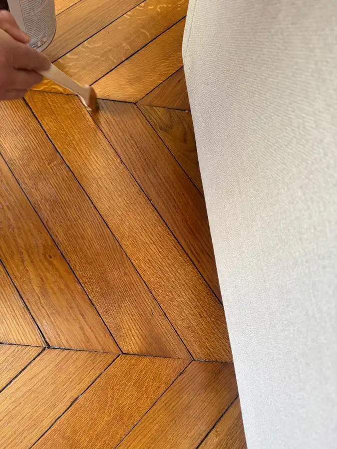 Retouche et rénovation de la couleur du parquet en chêne vitrifié