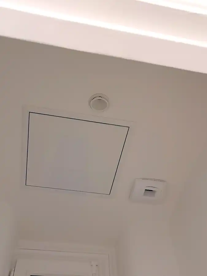 Pose d'une vmc dans le faux plafond de l'entrée, avec une trape d'accès au moteur pour entretien