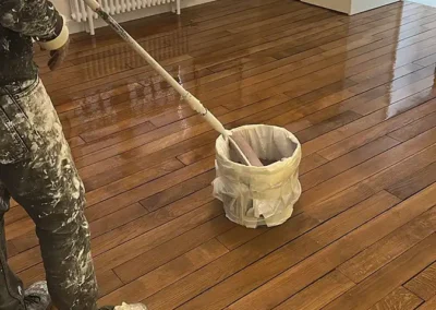 Travaux de vitrification du parquet après ponçage