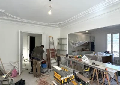 Les menuisiers en action, rénovation de la porte
