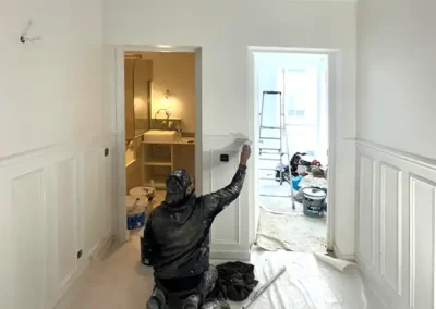 Rénovation des moulures puis peinture de l'ensemble